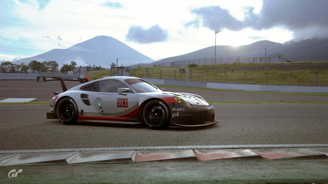 保時捷 911 RSR 於《跑車浪漫旅 競速》遊戲畫面