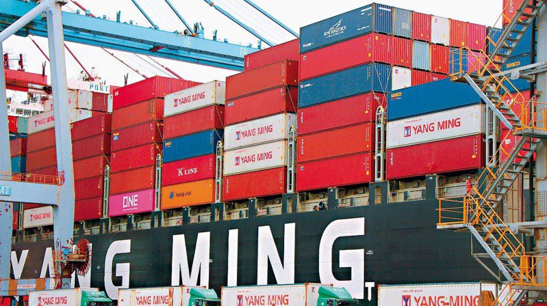昨（17）日公布貨櫃輪市場運價的上海出口集裝箱運價指數（SCFI）上漲1.19%，遠東到美東、遠東到歐洲再度刷新歷史紀錄，各航線維持小漲但漲幅收斂走勢。圖為陽明海運貨櫃輪。 報系資料照