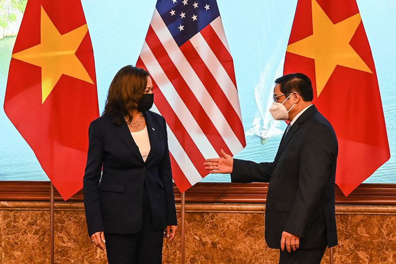 美國副總統賀錦麗（左）展開越南訪問行程。法新社
