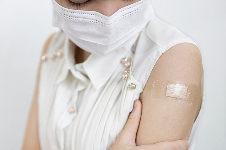 「疫苗注射後的肩傷害」通常就是疫苗注射後立即出現肩膀的症狀，據統計約有九成的病患是24小時之內即出現症狀，很少是超過三天才出現肩膀問題的。