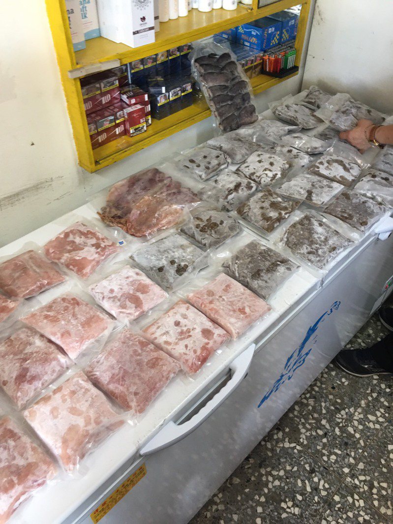 彰化專勤隊在縣內越南商店查到來路不明的肉品，沒有標示成分、品項、製造日期及原產地。圖／彰化專勤隊提供
