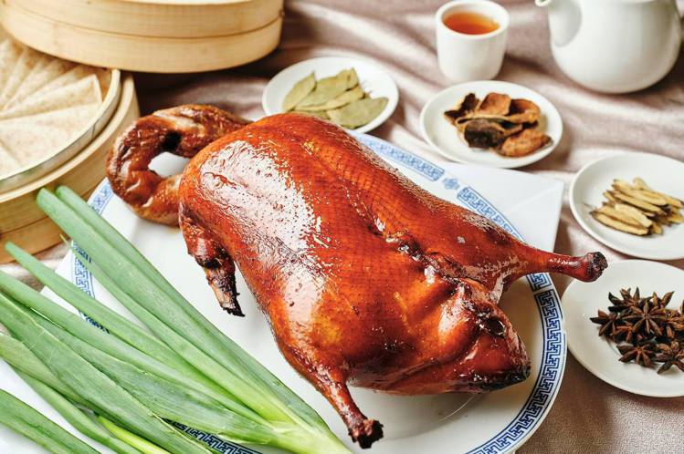 烤鴨是大三元的高人氣招牌菜之一。圖／摘自大三元官方官方臉書。