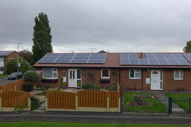 英國與歐洲同步，積極發展「社區電廠」。圖為英國曼徹斯特住宅屋頂太陽能。圖／聯合報系資料照片
