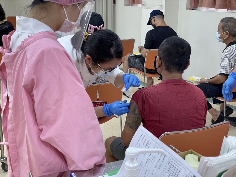 嘉義市前天及昨天施打高端疫苗，報到率超過90%。本報資料照片