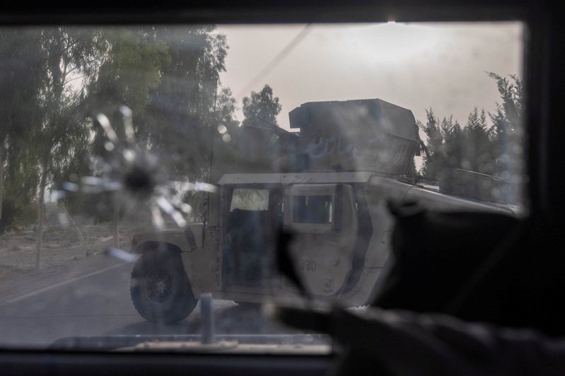 阿富汗政府军的军车遭子弹击中挡风玻璃。（路透）(photo:UDN)