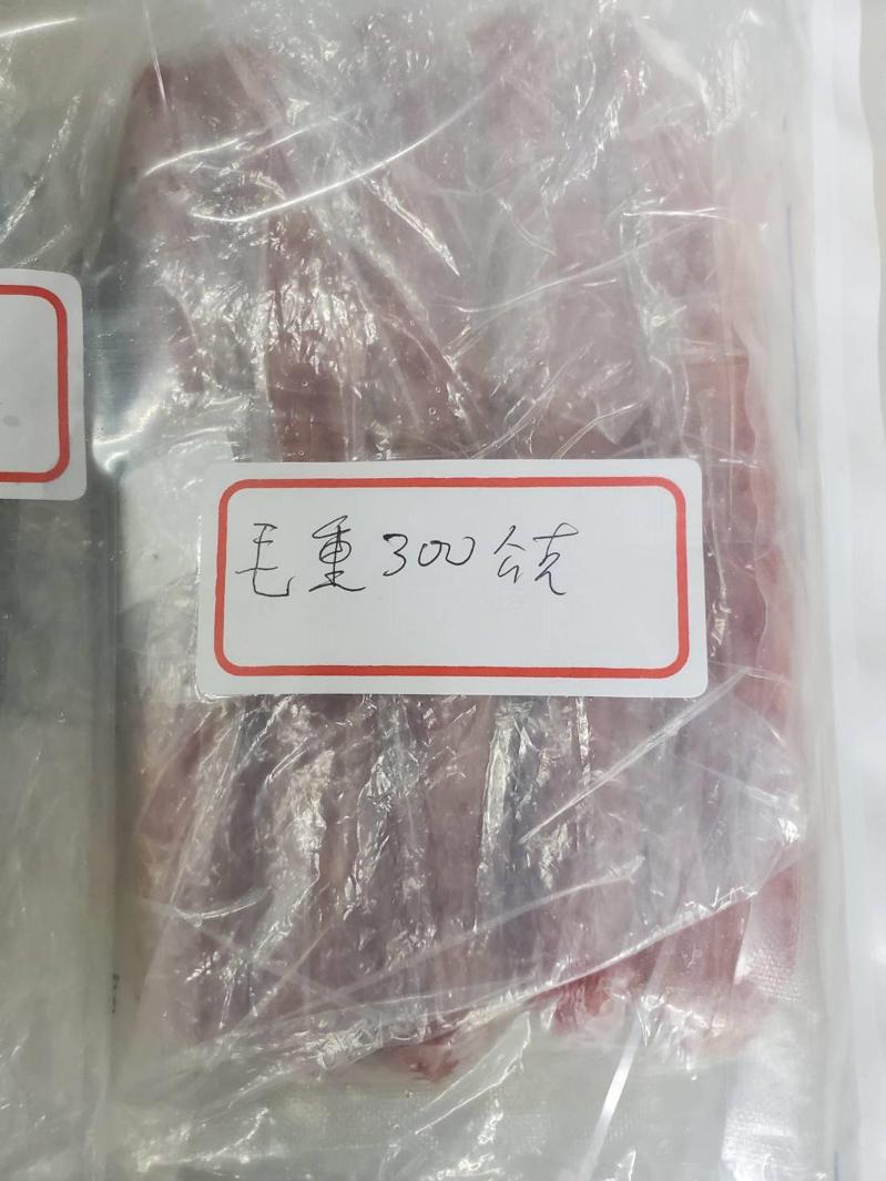 彰化警方查扣的越南商店的「豬肉鹹蛋蝦子香腸」，驗出非洲豬瘟病毒陽性。圖／彰化縣府提供
