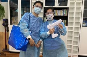 簡秋美（左）與汪秋蓉（右）進宅服務時，身著防護衣。記者楊竣傑／攝影