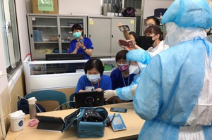 台灣居護的成員模擬使用遠距診療與監測儀器。圖／伯拉罕勞動合作社提供
