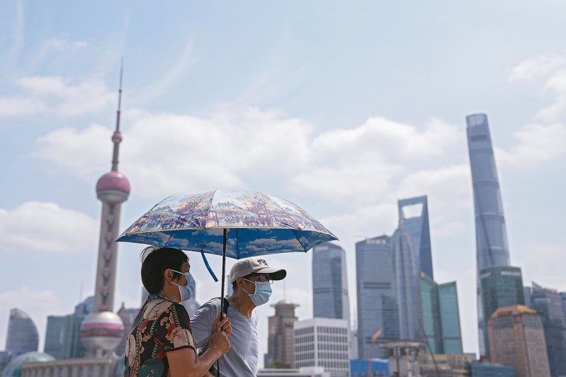 2035年上海將建成具有全球重要影響力的國際金融中心。圖為遊客在上海外灘。（美聯社）
