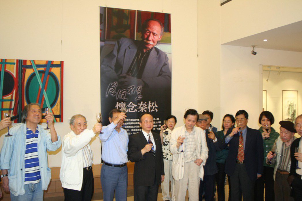 圖為2007年長流美術館為秦松辦追思紀念會，已故作家管管（左）等眾好友，為秦松在天國安息舉杯讚誦。 圖／聯合報系資料照