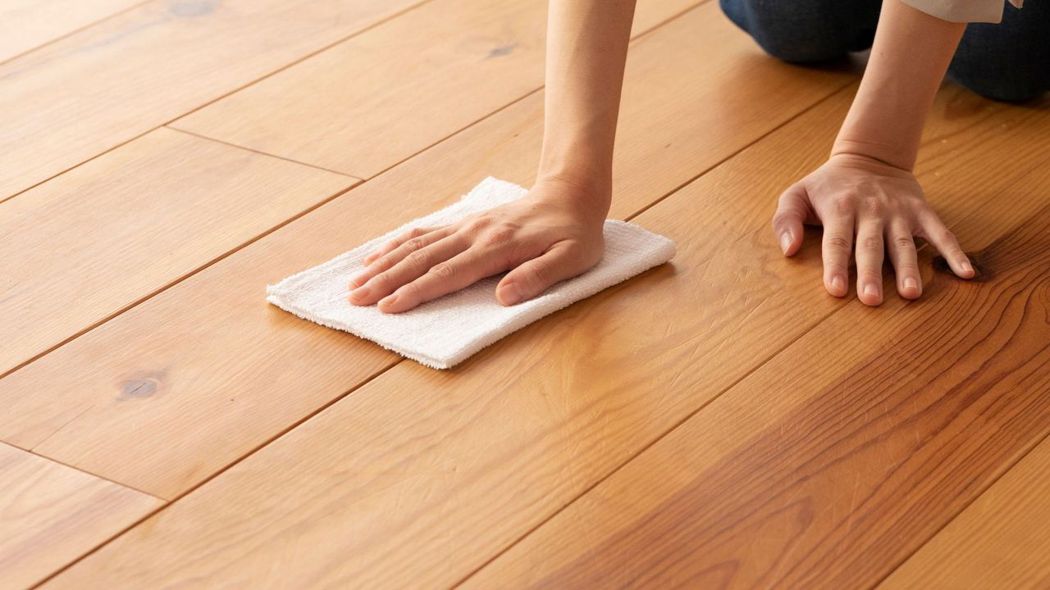 居家擦地抹布健身，可以把地板擦乾淨，還能訓練全身，練出馬甲線。圖/Canva