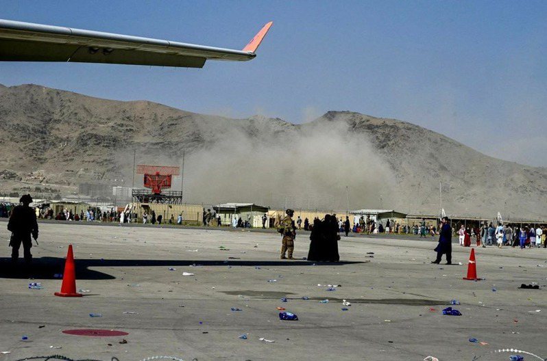 阿富汗首都喀布爾的機場外發生爆炸。 圖擷自推特