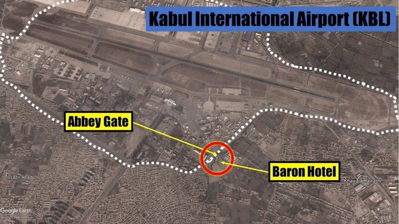 阿富汗首都喀布爾的機場發生爆炸，事故地點位於機場四個出入口之一的艾比門（Abbey Gate）。 圖擷自推特