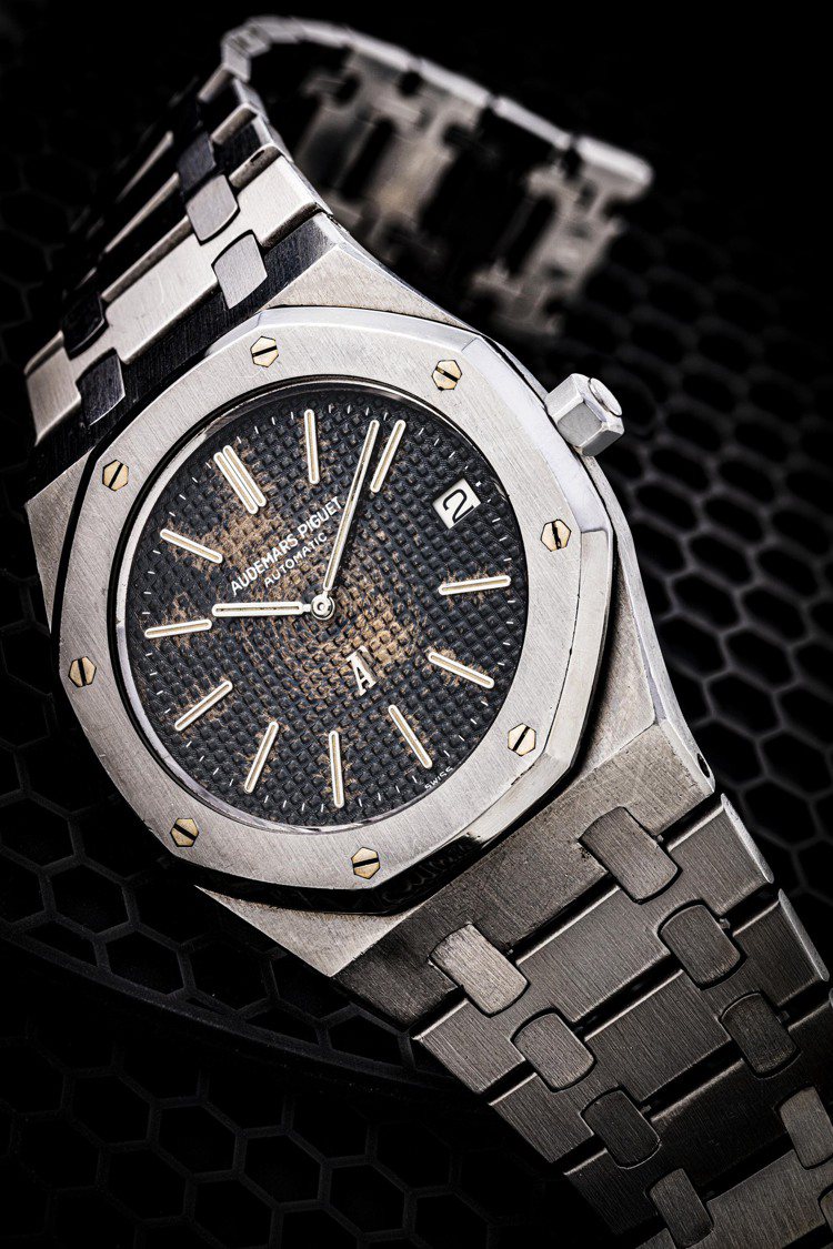 拍品編號 45—愛彼熱帶表盤皇家橡樹系列型號5402ST A Series不銹鋼腕表，估價40萬港元起。圖／佳士得提供