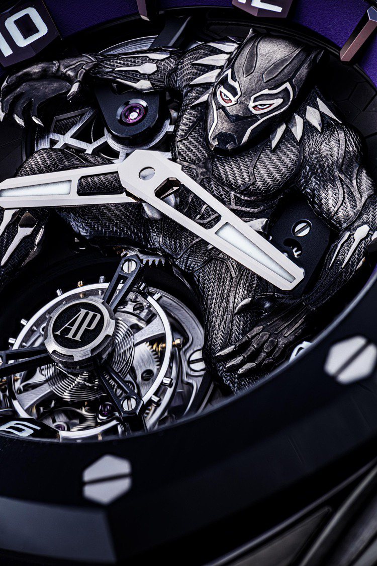 愛彼皇家橡樹概念之黑豹飛行陀飛輪腕表，表盤飾以白金手繪3D立體超級英雄Black Panther黑豹。圖／佳士得提供