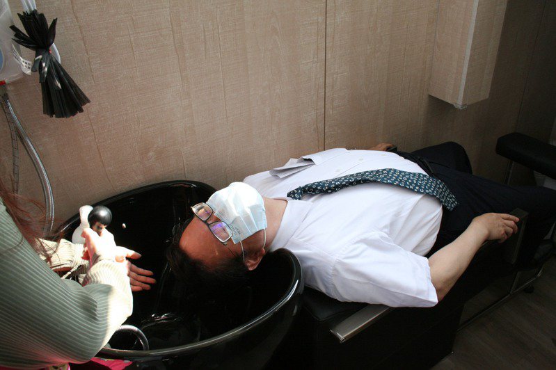 市長鄭文燦親自登上沙龍車，示範洗頭服務。記者楊湛華／攝影