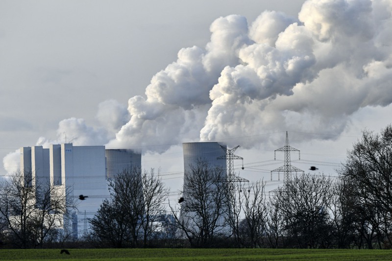 最新報告指今年上半年全球電力行業碳排量超過疫情爆發前水準，圖為德國公用事業公司RWE位於貝格海姆市的燃煤發電廠。美聯社