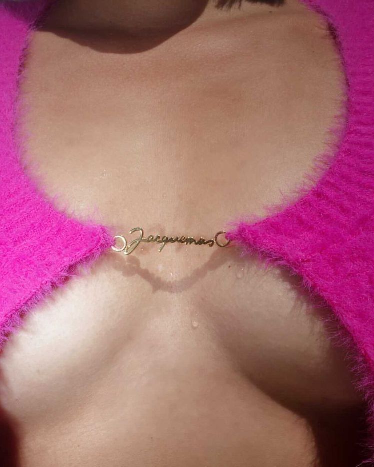 Jacquemus的官方IG釋出貼文為Summer的性感針織Bra Top照片。...