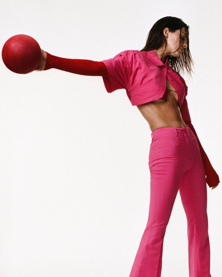 坎達爾珍娜詮釋Jacquemus秋冬搶眼的桃紅色系服裝。圖／取自IG