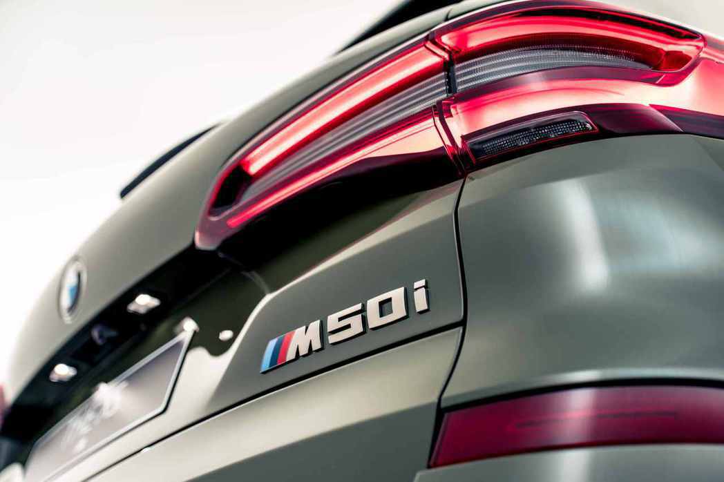 M Performance專屬鈰灰色外觀套件在M50i車型的水箱護罩、車後視鏡蓋...