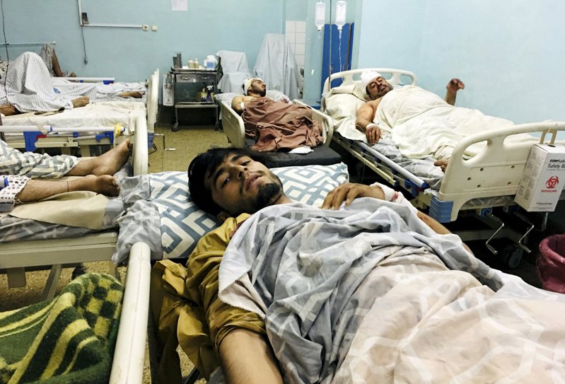 阿富汗喀布尔机场外发生致命爆炸后，伤者躺在医院的床上。美联社(photo:UDN)