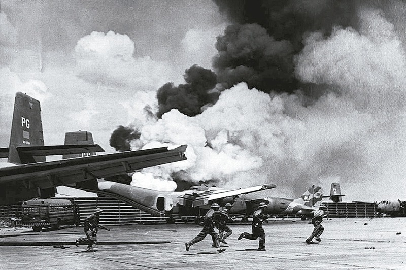 1975年4月下旬越南西貢機場遭到轟炸，北越軍隊（圖中）隨即進駐，不久越南政府就投降，結束30年越戰。法新社