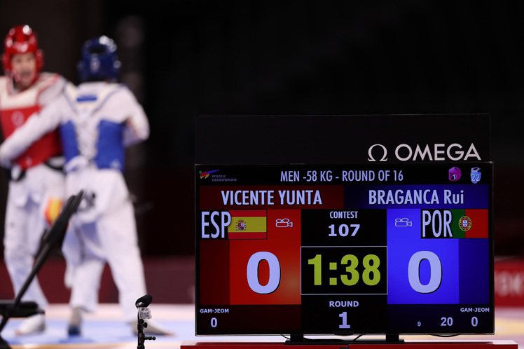 OMEGA的先進科技反應在選手配戴的感應裝置中，圖中則為今年稍早的東京奧運跆拳道賽事。圖 / OMEGA提供