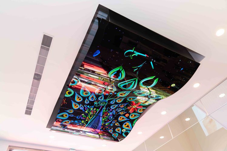 燦坤「神山Surpass超越店」入口處擁有通路最大LG曲面螢幕，入店仍可感受壯觀...