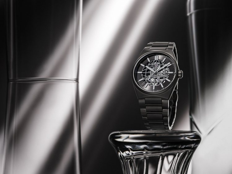 Highlife系列新款自動鏤空腕表，巧秒將機芯的夾板打造成金屬風格的地球經緯度。圖 / 康斯登提供