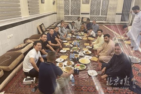 大陸工程師劉峻銘和同事跟阿富汗朋友聚餐，他認為當地人對中國人普遍友好。圖／取自北京日報