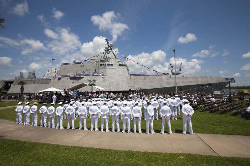 美國海軍官兵2017年6月為濱海戰鬥艦吉福茲號舉辦服役典禮。美聯社