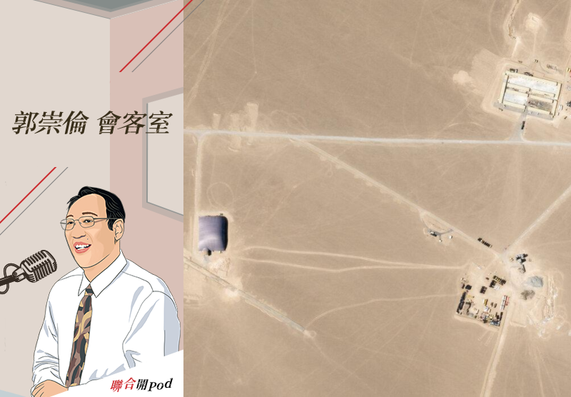 紐時指中國大陸在西北沙漠地帶，地下飛彈發射井的施工現場豎起了一個充氣穹頂（左）以隱藏下面的工程。右邊可以看到施工設備的配套設施和臨時倉庫。 圖／取自紐時中文網