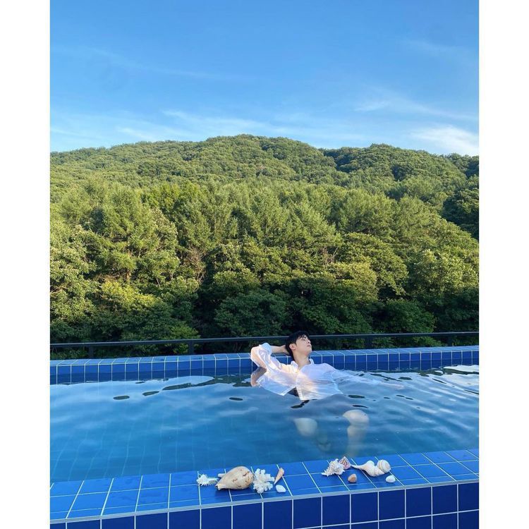 車銀優在拍攝韓版《VOGUE》時徜徉在泳池，讓人嚮往夏日的清涼。圖／取自IG