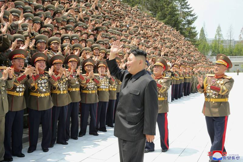朝中社7月30日发布图片显示，北韩领导人金正恩在平壤出席北韩人民军第一次指挥官及政治干部讲习会时，向与会者挥手。路透社(photo:UDN)