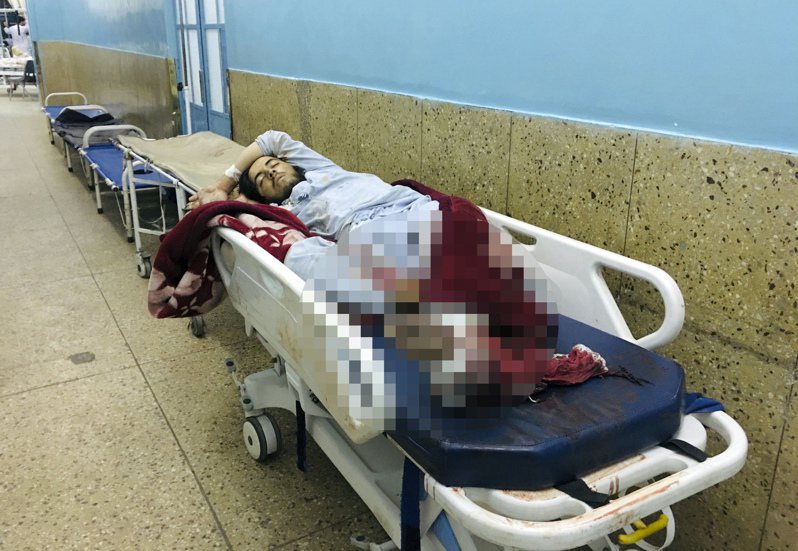 2021年8月26日，一名受伤的男子躺在医院的床上。 美联社(photo:UDN)