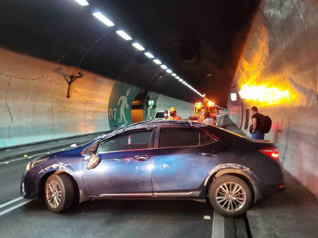 雪隧北上今晨自撞車禍，造成交通受阻將近1小時。圖/消防局提供