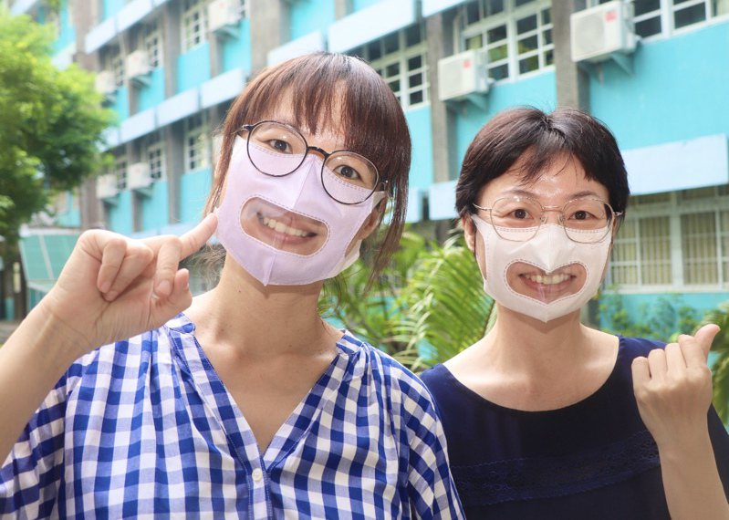 高市教育局送69校透明口罩，讓有讀唇語需求的學生看得到老師授課唇型，溝通無礙。圖／教育局提供