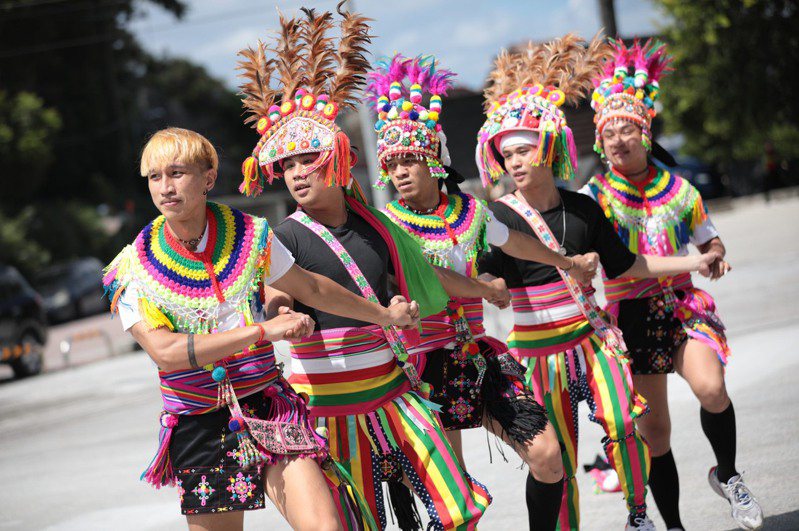 原住民豐年祭傳統祭儀，迎賓舞不減熱情林右昌同樂。圖／基隆市政府提供