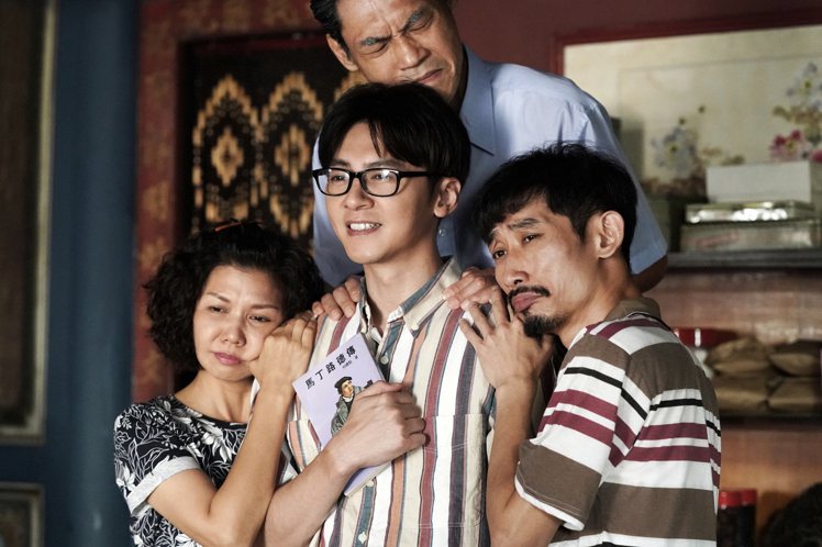 李國毅(中) 也來客串「俗女2」演一位老師。圖／華視提供