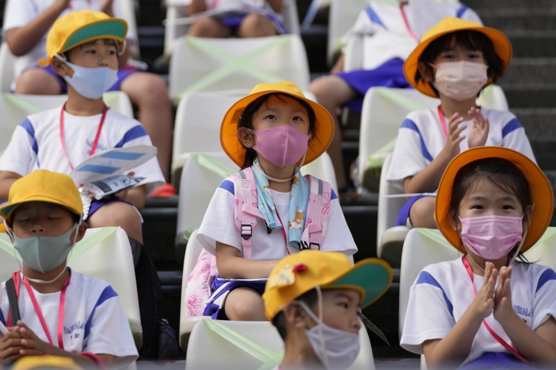 不能打疫苗的幼童8月的單日確診者比率在增加。圖為7月東京奧運足球賽，福島的小學生觀戰，非新聞當事人。美聯社