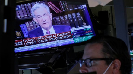 聯準會（Fed）主席鮑爾強調寬鬆退場近了但離升息還很遠，對足了投資人胃口。路透