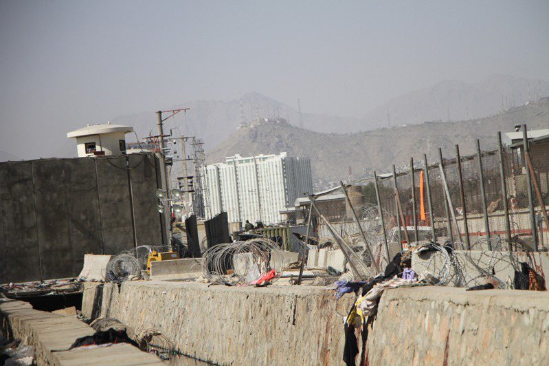 极端组织唿罗珊伊斯兰国26日在阿富汗首都喀布尔机场外发动自杀炸弹恐攻，造成至少170人死亡，其中包含13名美军。新华社(photo:UDN)