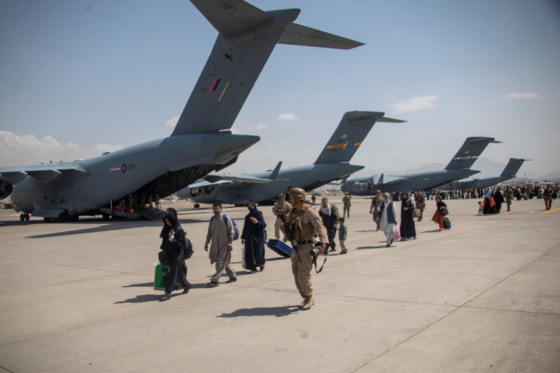 英國國防部28日下午證實，英國撤離阿富汗最後航班已起飛離開喀布爾，但卻尚有100至150名英國公民，及800至1100名符合撤離資格的阿富汗人留在當地。路透