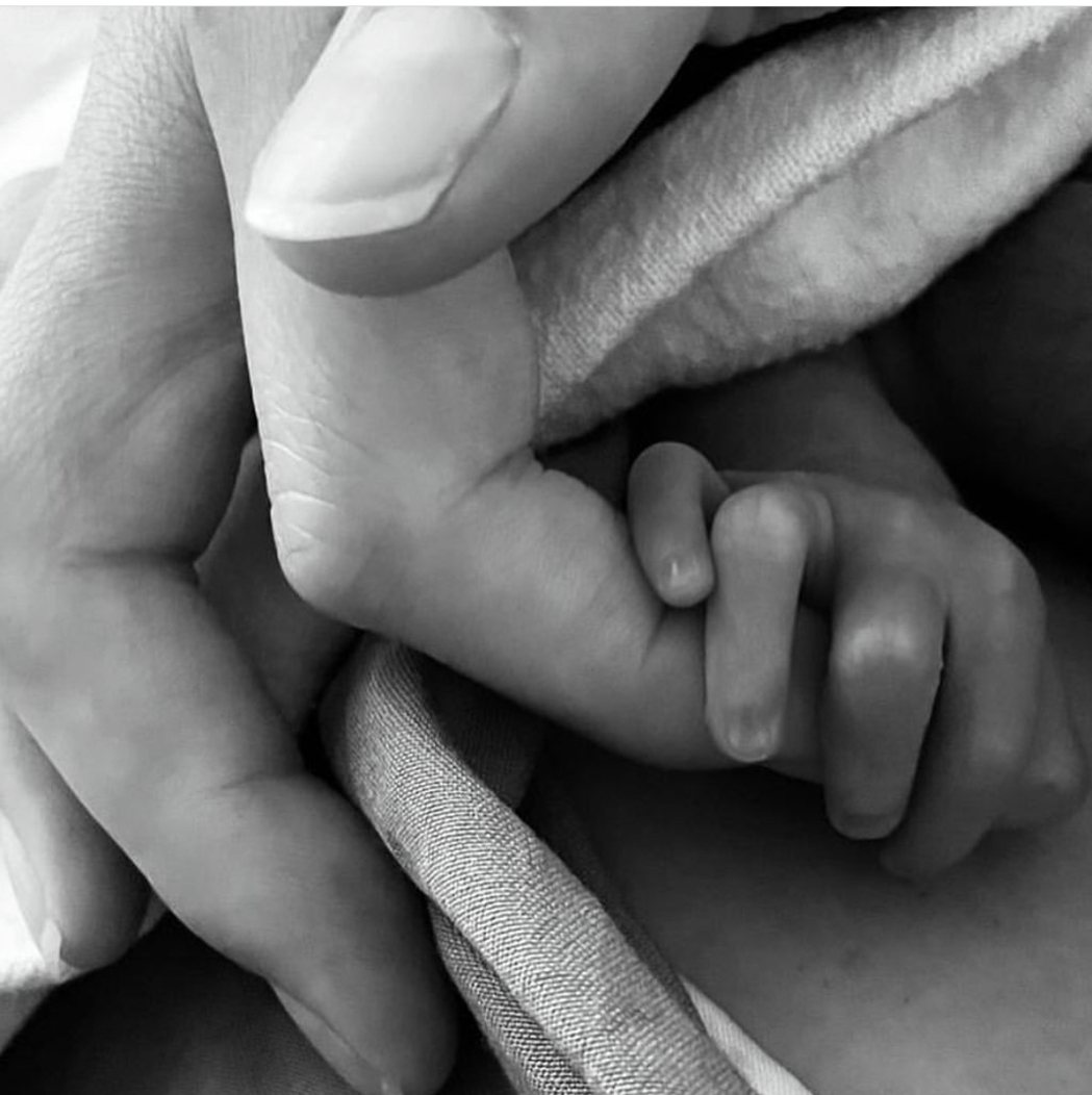 艾蜜莉凡坎普和喬許鮑曼握著女兒的小手，幸福無限。圖／摘自IG