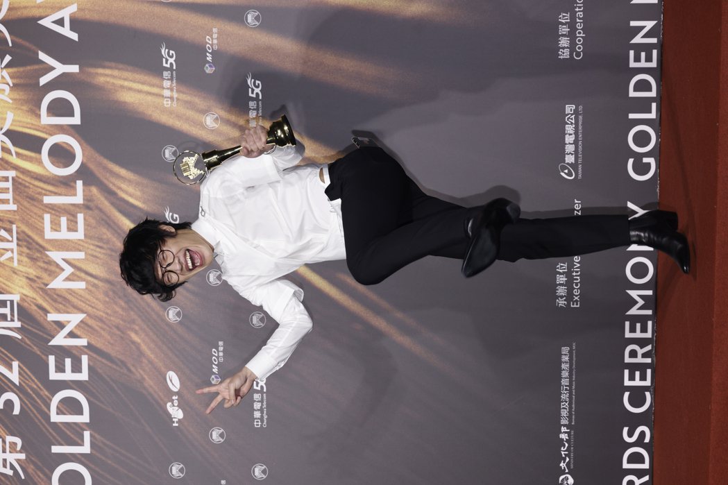 對於「刻在我心底的名字」一曲拿下第32屆金曲獎年度歌曲獎，盧廣仲很是驚訝。 圖／