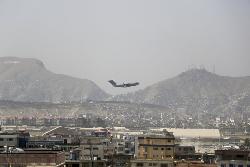 美國總統拜登警告，阿富汗當地局勢仍極度危險，發生在阿富汗喀布爾機場的攻擊事件，未來24到36小時極可能再度發生。（美聯社） 美聯社