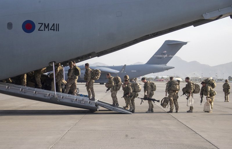 美國國務院28日晚間警告美國人立刻離開喀布爾機場周邊，因為接獲「明確、可靠的威脅」情報。圖為英軍28日撤離喀布爾機場。美聯社