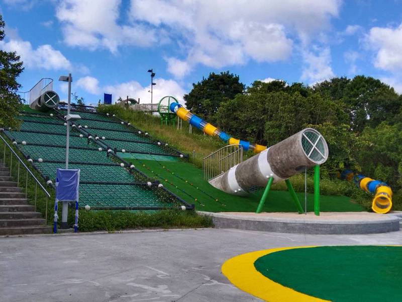 基隆市暖暖運動公園新建的兒童遊戲場使用須知規定，攀爬設施、涵管和溜滑梯12歲以下不宜使用。