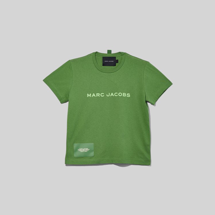 草綠色印刷字樣T恤，3,990元。圖／Marc Jacobs提供