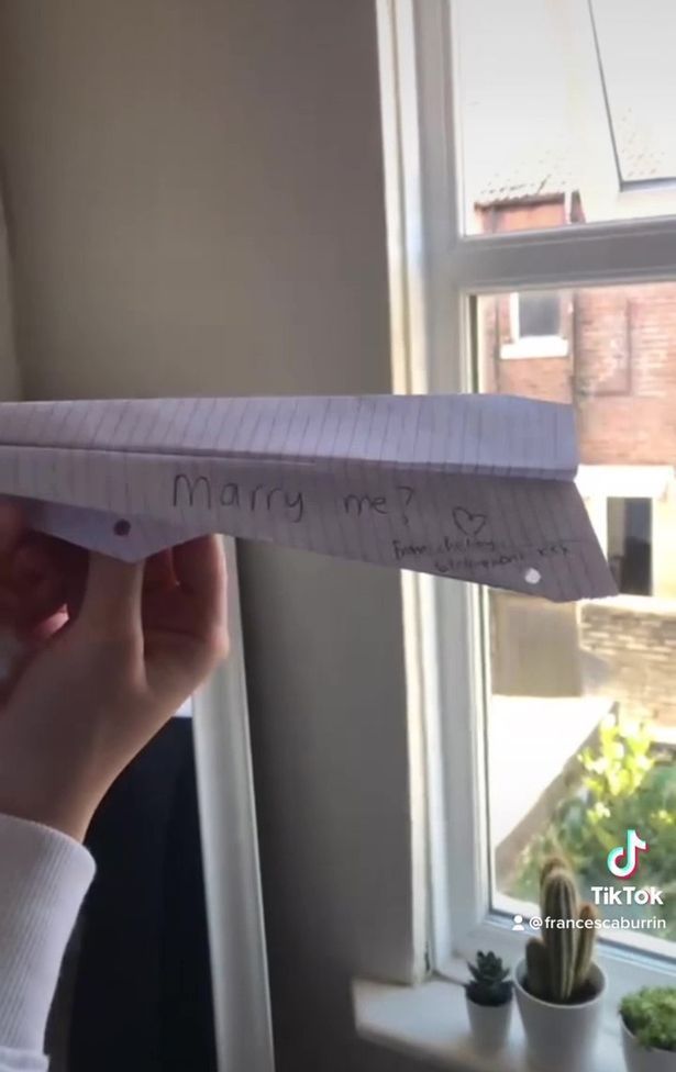 女大生在纸飞机上写着「跟我结婚吧！」的字样。图／取自(photo:UDN)